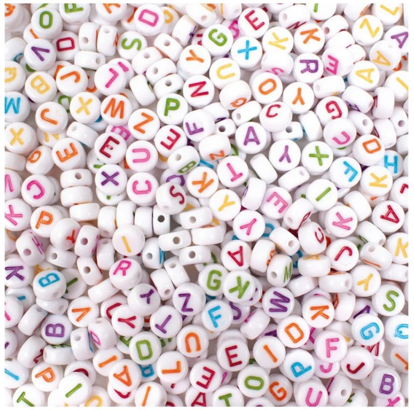 Bílé korálky s barevnými písmenky, 7 mm - 750 ks