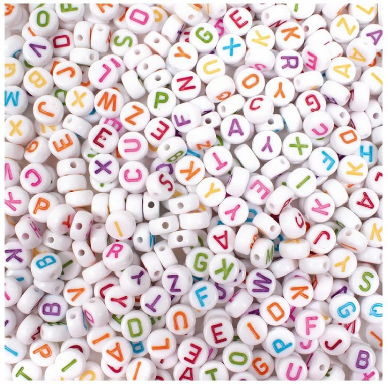 Bílé korálky s barevnými písmenky, 7 mm - 750 ks