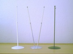 Obrázek produktu: Kovový stojánek jednoramenný s háčkem pro zavěšení - chromovaný