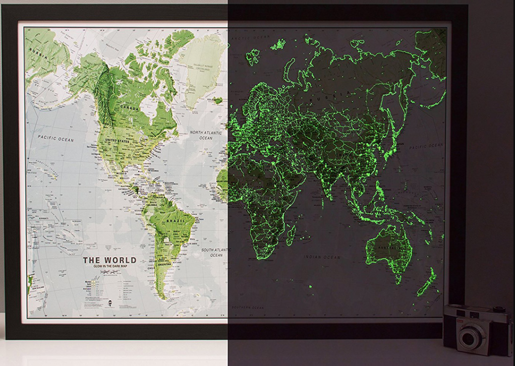 Mapa světa svítící ve tmě