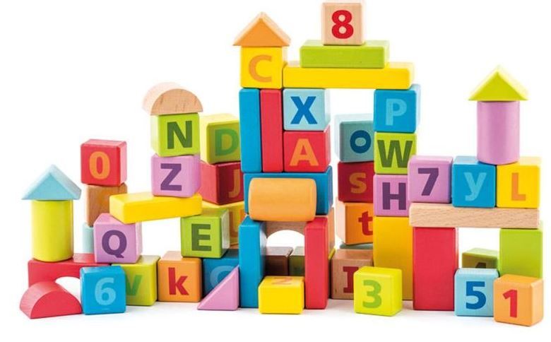 Pastelové kostky s písmeny a číslicemi, dřevěné