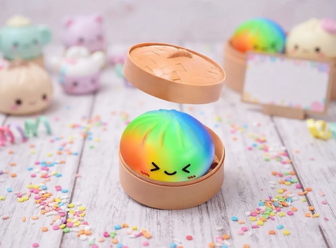 Obrázek produktu: Squishy Dumpling Knedlíček pěnový duhový v košíku