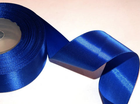 Obrázek produktu: Stuha saténová - královská modř (12 mm × 32 m)