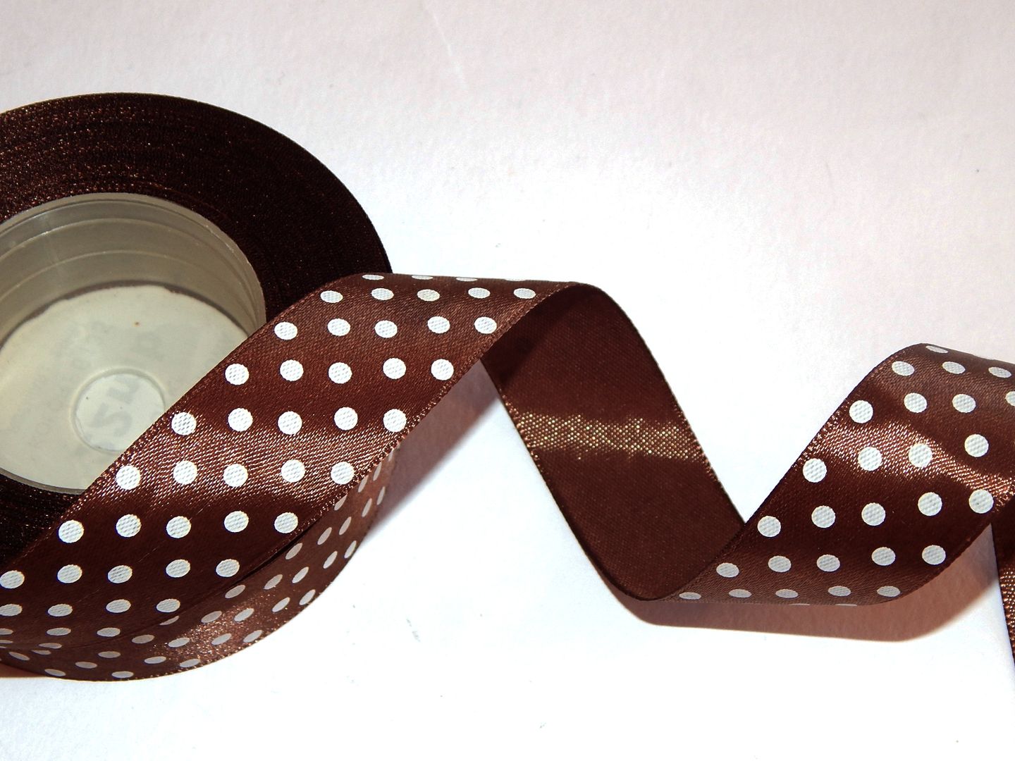 Stuha saténová s puntíky - hnědá (12 mm × 22 m)