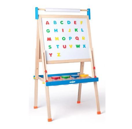 Tabule "ABC" s písmeny, s rolí papíru a kelímky