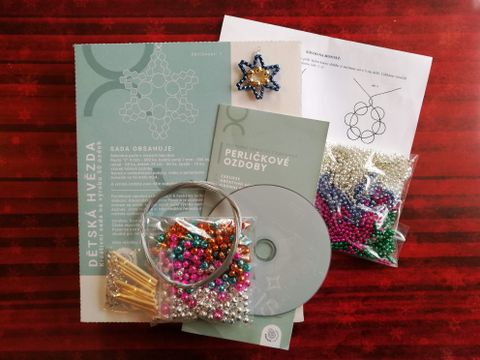 Obrázek produktu: Velká sada na výrobu 50 ks ozdob z perliček - Vánoční hvězda (4 × 4 cm)