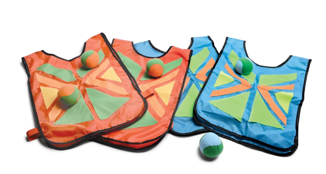 Venkovní hra - chytání míčků na vestu